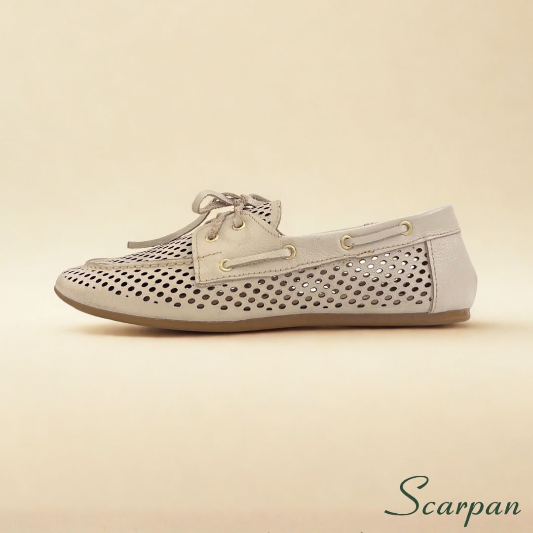 8b7c7cfc1032916399c1c1616f30e5e9.jpg Mocassim em couro legítimo com detalhe clássico de laço, na cor ônix, destacando-se como um mocassim com laço elegante e confortável.