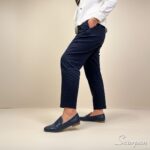 Mocassim Feminino em Couro: Conforto, Estilo e Versatilidade para Cada Passo. Feito em couro legítimo, ele possui solado em TR, salto de 1,5 cm e palmilha com EVA.