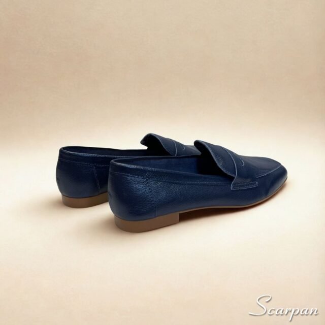Mocassim Feminino em Couro: Conforto, Estilo e Versatilidade para Cada Passo. Feito em couro legítimo, ele possui solado em TR, salto de 1,5 cm e palmilha com EVA.
