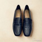 Mocassim Feminino em Couro: Conforto, Estilo e Versatilidade para Cada Passo. Feito em couro legítimo, ele possui solado em TR, salto de 1,5 cm e palmilha com EVA.