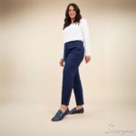 Mocassim Feminino em Couro: Conforto, Estilo e Versatilidade para Cada Passo. Feito em couro legítimo, ele possui solado em TR, salto de 1,5 cm e palmilha com EVA.