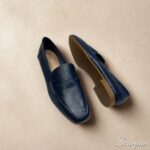 Mocassim Feminino em Couro: Conforto, Estilo e Versatilidade para Cada Passo. Feito em couro legítimo, ele possui solado em TR, salto de 1,5 cm e palmilha com EVA.