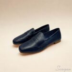 Mocassim Feminino em Couro: Conforto, Estilo e Versatilidade para Cada Passo. Feito em couro legítimo, ele possui solado em TR, salto de 1,5 cm e palmilha com EVA.