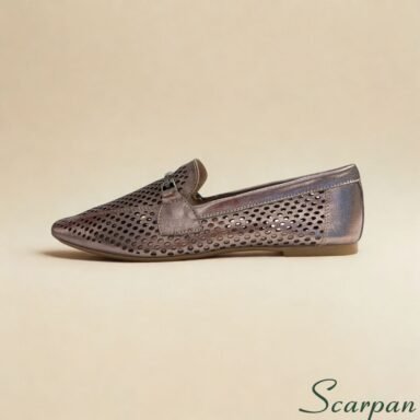 Mocassim em Couro Vazado ônix, vista lateral. Calçado de couro legítimo com detalhe de perfurações circulares, solado em TR, Referência 72150. Ideal para quem busca um Mocassim confortável e elegante.