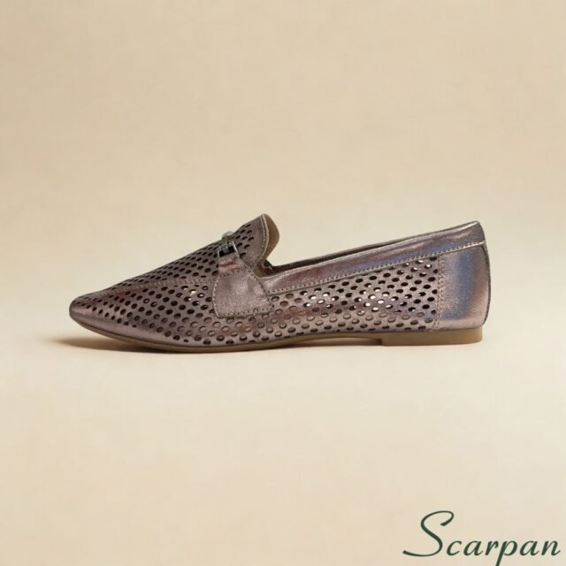 Mocassim em Couro Vazado ônix, vista lateral. Calçado de couro legítimo com detalhe de perfurações circulares, solado em TR, Referência 72150. Ideal para quem busca um Mocassim confortável e elegante.