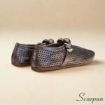 A sapatilha em couro da Scarpan é perfeita para quem busca estilo e conforto. Desing moderno e elegante para o seu dia a dia. Vale destacar que a Scarpan une qualidade artesanal e tecnologia de conforto em cada detalhe: • Material: Couro legítimo nobre e macio Cor Ônix. • Forro: Sem forro, oferecendo maior ventilação e leveza. • Palmilha: Em EVA macio, com absorção de impacto e conforto prolongado. • Solado: Produzido em TR leve, flexível e antiderrapante, garantindo segurança a cada passo. • Detalhe: Cabedal perfurado e tira com esferas metálicas, que adicionam brilho e sofisticação ao visual.