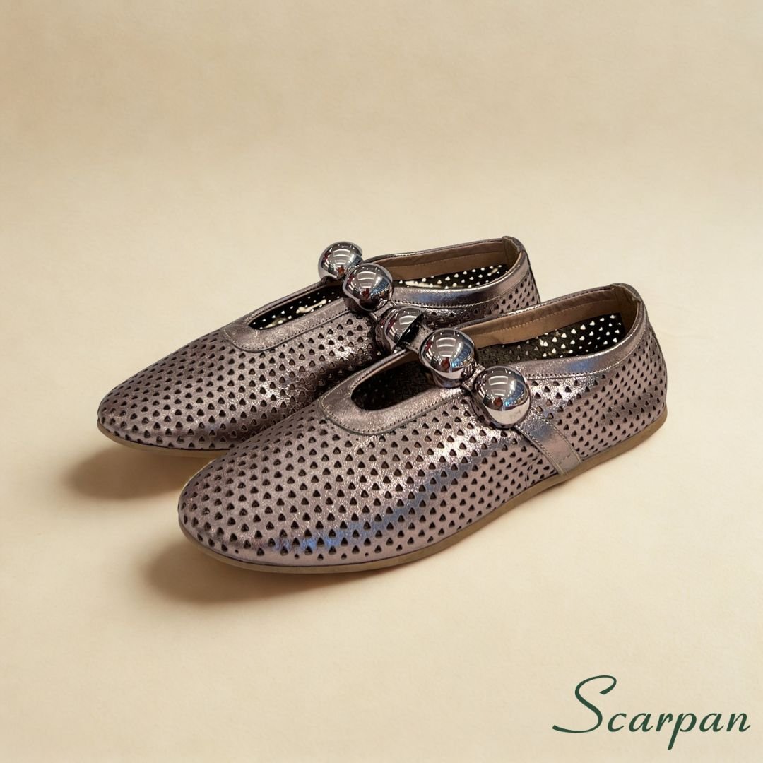 Sapatilha Feminina em Couro 54200 - Prata Velha Site 03 A sapatilha em couro da Scarpan é perfeita para quem busca estilo e conforto. Desing moderno e elegante para o seu dia a dia. Vale destacar que a Scarpan une qualidade artesanal e tecnologia de conforto em cada detalhe: • Material: Couro legítimo nobre e macio Cor Ônix. • Forro: Sem forro, oferecendo maior ventilação e leveza. • Palmilha: Em EVA macio, com absorção de impacto e conforto prolongado. • Solado: Produzido em TR leve, flexível e antiderrapante, garantindo segurança a cada passo. • Detalhe: Cabedal perfurado e tira com esferas metálicas, que adicionam brilho e sofisticação ao visual.
