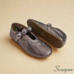 A sapatilha em couro da Scarpan é perfeita para quem busca estilo e conforto. Desing moderno e elegante para o seu dia a dia. Vale destacar que a Scarpan une qualidade artesanal e tecnologia de conforto em cada detalhe: • Material: Couro legítimo nobre e macio Cor Ônix. • Forro: Sem forro, oferecendo maior ventilação e leveza. • Palmilha: Em EVA macio, com absorção de impacto e conforto prolongado. • Solado: Produzido em TR leve, flexível e antiderrapante, garantindo segurança a cada passo. • Detalhe: Cabedal perfurado e tira com esferas metálicas, que adicionam brilho e sofisticação ao visual.