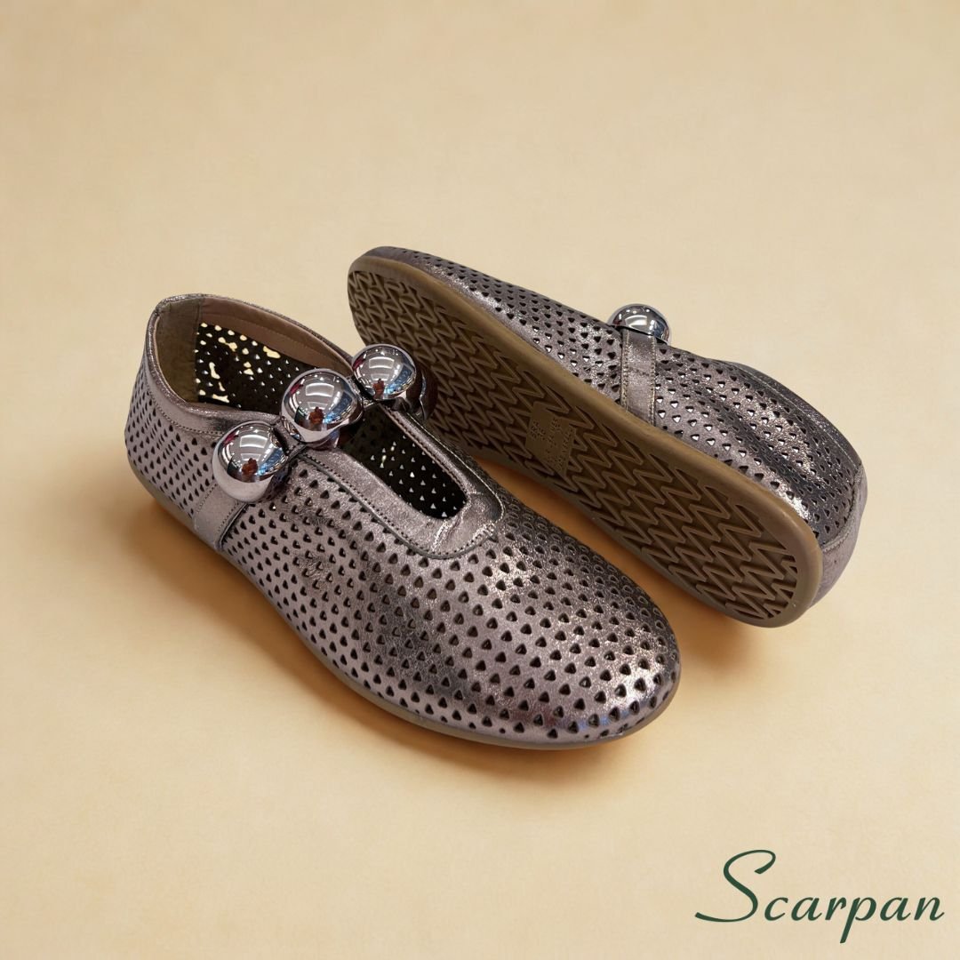 Sapatilha feminina em Couro 54200 - Prata Velha Site 04 A sapatilha em couro da Scarpan é perfeita para quem busca estilo e conforto. Desing moderno e elegante para o seu dia a dia. Vale destacar que a Scarpan une qualidade artesanal e tecnologia de conforto em cada detalhe: • Material: Couro legítimo nobre e macio Cor Ônix. • Forro: Sem forro, oferecendo maior ventilação e leveza. • Palmilha: Em EVA macio, com absorção de impacto e conforto prolongado. • Solado: Produzido em TR leve, flexível e antiderrapante, garantindo segurança a cada passo. • Detalhe: Cabedal perfurado e tira com esferas metálicas, que adicionam brilho e sofisticação ao visual.