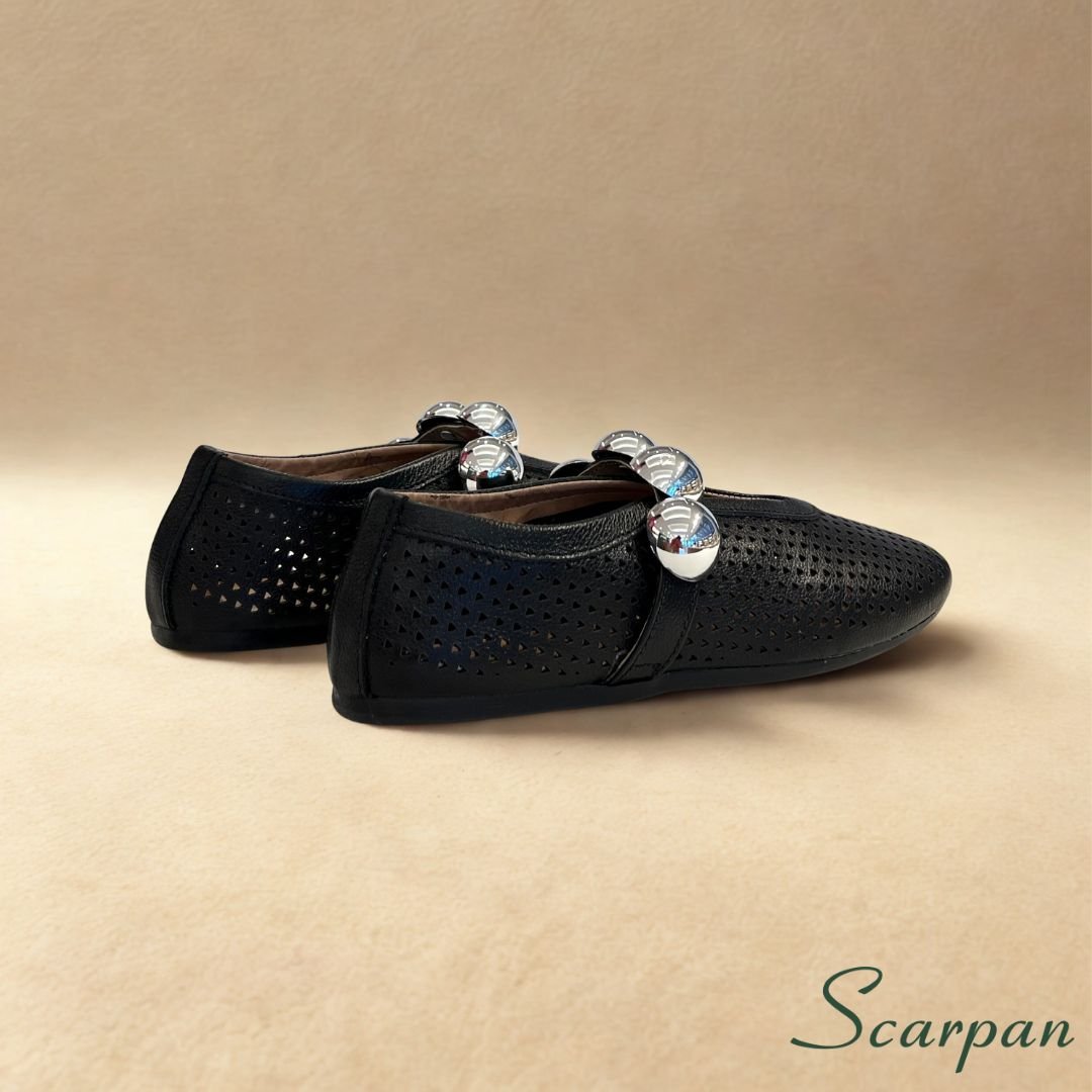 Sapatilha feminina em Couro 54200 - Preto Site 01 (2) A sapatilha em couro da Scarpan é perfeita para quem busca estilo e conforto. Desing moderno e elegante para o seu dia a dia. Vale destacar que a Scarpan une qualidade artesanal e tecnologia de conforto em cada detalhe: • Material: Couro legítimo nobre e macio Cor Preto. Forro: Sem forro, oferecendo maior ventilação e leveza. • Palmilha: Em EVA macio, com absorção de impacto e conforto prolongado. • Solado: Produzido em TR leve, flexível e antiderrapante, garantindo segurança a cada passo. • Detalhe: Cabedal perfurado e tira com esferas metálicas, que adicionam brilho e sofisticação ao visual.