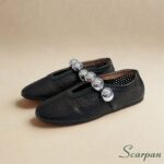 A sapatilha em couro da Scarpan é perfeita para quem busca estilo e conforto. Desing moderno e elegante para o seu dia a dia. Vale destacar que a Scarpan une qualidade artesanal e tecnologia de conforto em cada detalhe: • Material: Couro legítimo nobre e macio Cor Preto. Forro: Sem forro, oferecendo maior ventilação e leveza. • Palmilha: Em EVA macio, com absorção de impacto e conforto prolongado. • Solado: Produzido em TR leve, flexível e antiderrapante, garantindo segurança a cada passo. • Detalhe: Cabedal perfurado e tira com esferas metálicas, que adicionam brilho e sofisticação ao visual.