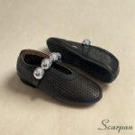 A sapatilha em couro da Scarpan é perfeita para quem busca estilo e conforto. Desing moderno e elegante para o seu dia a dia. Vale destacar que a Scarpan une qualidade artesanal e tecnologia de conforto em cada detalhe: • Material: Couro legítimo nobre e macio Cor Preto. Forro: Sem forro, oferecendo maior ventilação e leveza. • Palmilha: Em EVA macio, com absorção de impacto e conforto prolongado. • Solado: Produzido em TR leve, flexível e antiderrapante, garantindo segurança a cada passo. • Detalhe: Cabedal perfurado e tira com esferas metálicas, que adicionam brilho e sofisticação ao visual.