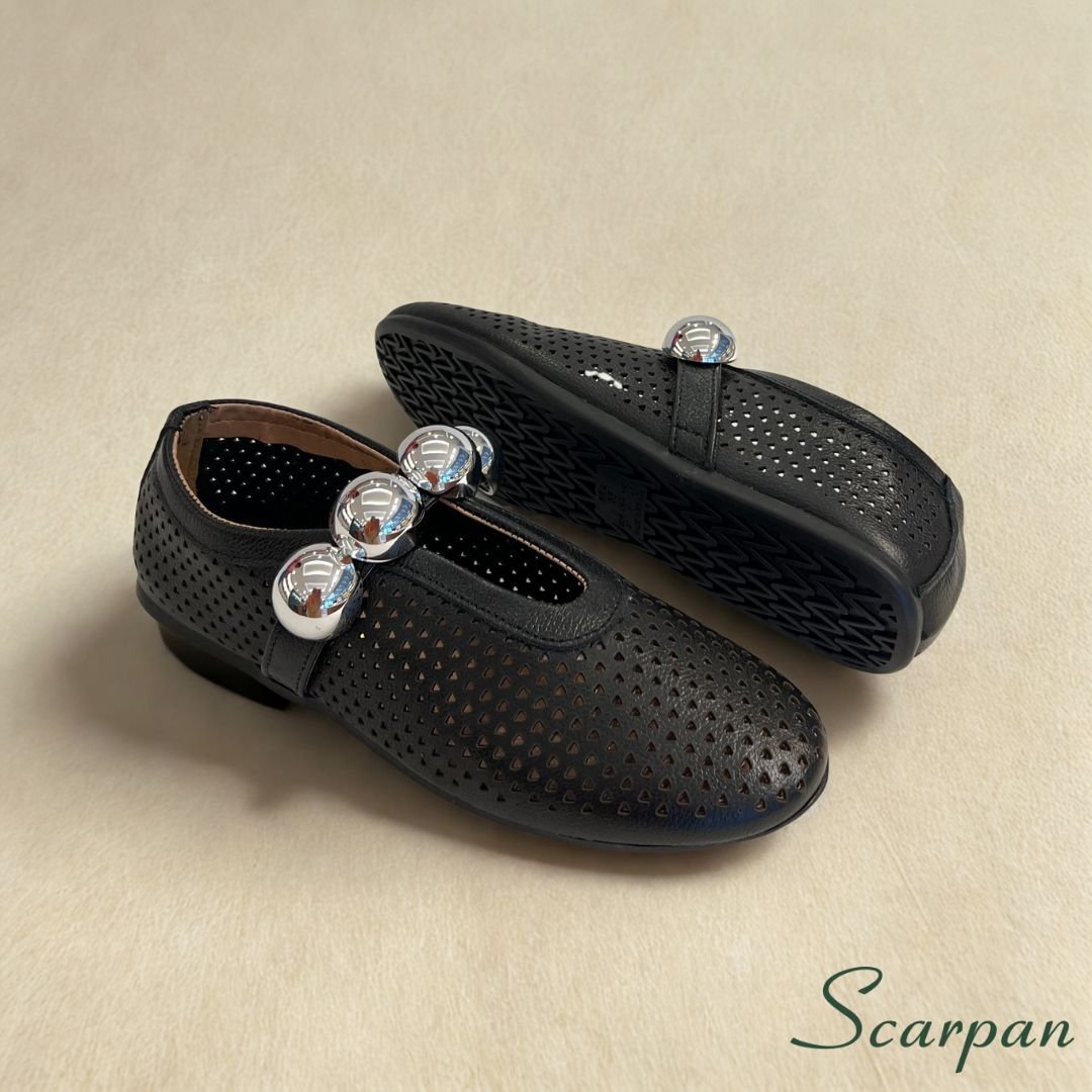 Sapatilha feminina em Couro 54200 - Preto Site 01 (4) A sapatilha em couro da Scarpan é perfeita para quem busca estilo e conforto. Desing moderno e elegante para o seu dia a dia. Vale destacar que a Scarpan une qualidade artesanal e tecnologia de conforto em cada detalhe: • Material: Couro legítimo nobre e macio Cor Preto. Forro: Sem forro, oferecendo maior ventilação e leveza. • Palmilha: Em EVA macio, com absorção de impacto e conforto prolongado. • Solado: Produzido em TR leve, flexível e antiderrapante, garantindo segurança a cada passo. • Detalhe: Cabedal perfurado e tira com esferas metálicas, que adicionam brilho e sofisticação ao visual.
