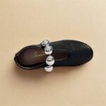 A sapatilha em couro da Scarpan é perfeita para quem busca estilo e conforto. Desing moderno e elegante para o seu dia a dia. Vale destacar que a Scarpan une qualidade artesanal e tecnologia de conforto em cada detalhe: • Material: Couro legítimo nobre e macio Cor Preto. Forro: Sem forro, oferecendo maior ventilação e leveza. • Palmilha: Em EVA macio, com absorção de impacto e conforto prolongado. • Solado: Produzido em TR leve, flexível e antiderrapante, garantindo segurança a cada passo. • Detalhe: Cabedal perfurado e tira com esferas metálicas, que adicionam brilho e sofisticação ao visual.