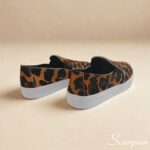 Tênis Slip On em Couro Pelo Onça Caramelo com Preto, Referência: 153.092 Material Cabedal: Couro Material Forro: Têxtil Gênero: Feminino Solado: 2,0 cm