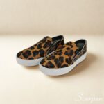 Tênis Slip On em Couro Pelo Onça Caramelo com Preto, Referência: 153.092 Material Cabedal: Couro Material Forro: Têxtil Gênero: Feminino Solado: 2,0 cm