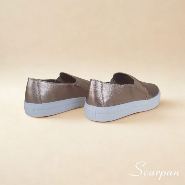 nformações do Produto. Tênis Slip On em Couro Legítimo Dourado. Referência: 153.092 Material Cabedal: Couro Material Forro: Têxtil Gênero: Feminino Solado: 2,0 cm