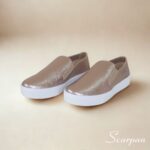 nformações do Produto. Tênis Slip On em Couro Legítimo Dourado. Referência: 153.092 Material Cabedal: Couro Material Forro: Têxtil Gênero: Feminino Solado: 2,0 cm