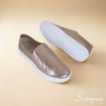 nformações do Produto. Tênis Slip On em Couro Legítimo Dourado. Referência: 153.092 Material Cabedal: Couro Material Forro: Têxtil Gênero: Feminino Solado: 2,0 cm
