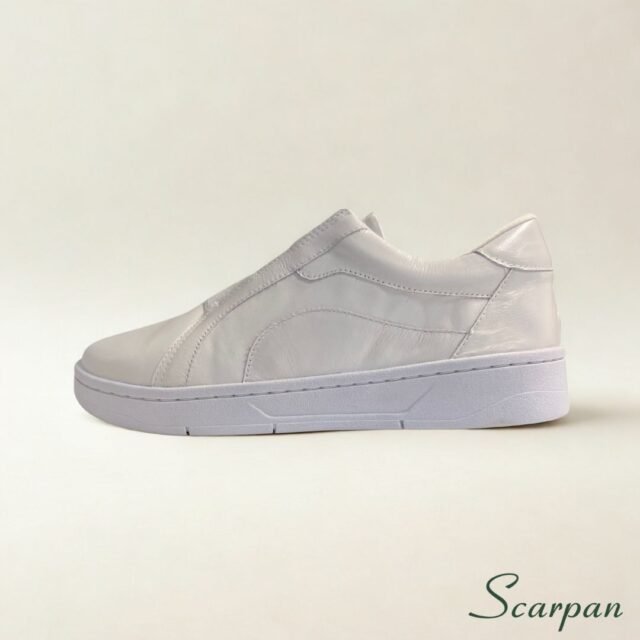O Tênis Feminino de Couro com Elástico Branco