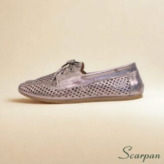 Mocassim em couro legítimo com detalhe clássico de laço, na cor ônix, destacando-se como um mocassim com laço elegante e confortável.