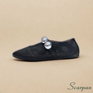 A sapatilha em couro da Scarpan é perfeita para quem busca estilo e conforto. Desing moderno e elegante para o seu dia a dia. Vale destacar que a Scarpan une qualidade artesanal e tecnologia de conforto em cada detalhe: • Material: Couro legítimo nobre e macio Cor Preto. Forro: Sem forro, oferecendo maior ventilação e leveza. • Palmilha: Em EVA macio, com absorção de impacto e conforto prolongado. • Solado: Produzido em TR leve, flexível e antiderrapante, garantindo segurança a cada passo. • Detalhe: Cabedal perfurado e tira com esferas metálicas, que adicionam brilho e sofisticação ao visual.