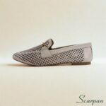 Mocassim em Couro Vazado off-white, vista lateral. Calçado de couro legítimo com detalhe de perfurações circulares, solado em TR, Referência 72150. Ideal para quem busca um Mocassim confortável e elegante.