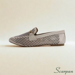 Mocassim em Couro Vazado off-white, vista lateral. Calçado de couro legítimo com detalhe de perfurações circulares, solado em TR, Referência 72150. Ideal para quem busca um Mocassim confortável e elegante.