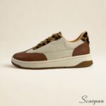 Foto em close de Tênis de Couro Feminino Off white com caramelo e detalhe em onça Scarpan com solado flatform