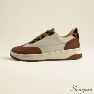Foto em close de Tênis de Couro Feminino Off white com caramelo e detalhe em onça Scarpan com solado flatform
