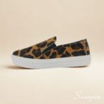 Tênis Slip On em Couro Pelo Onça Caramelo com Preto, Referência: 153.092 Material Cabedal: Couro Material Forro: Têxtil Gênero: Feminino Solado: 2,0 cm