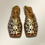 Sandália Fisherman Ouro em Couro Scarpan – Conforto, Estilo e Versatilidade em um Só Modelo A Sandália Fisherman em Couro da Scarpan é uma peça que une elegância, conforto e ao mesmo tempo autentica em cada detalhe Material Cabedal: Couro Sem Forro Gênero: Feminino Altura do Salto: 2,0 cm Palmilha com EVA Solado: TR Emborrachado Peso: 500 g