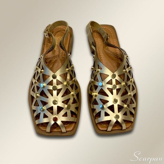 Sandália Fisherman Ouro em Couro Scarpan – Conforto, Estilo e Versatilidade em um Só Modelo A Sandália Fisherman em Couro da Scarpan é uma peça que une elegância, conforto e ao mesmo tempo autentica em cada detalhe Material Cabedal: Couro Sem Forro Gênero: Feminino Altura do Salto: 2,0 cm Palmilha com EVA Solado: TR Emborrachado Peso: 500 g