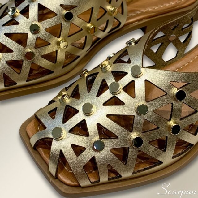 Sandália Fisherman Ouro em Couro Scarpan – Conforto, Estilo e Versatilidade em um Só Modelo A Sandália Fisherman em Couro da Scarpan é uma peça que une elegância, conforto e ao mesmo tempo autentica em cada detalhe Material Cabedal: Couro Sem Forro Gênero: Feminino Altura do Salto: 2,0 cm Palmilha com EVA Solado: TR Emborrachado Peso: 500 g