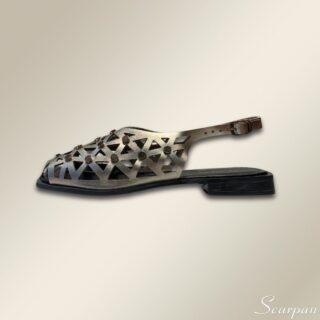 Sandália Fisherman Onix em Couro Scarpan – Conforto, Estilo e Versatilidade em um Só Modelo A Sandália Fisherman em Couro da Scarpan é uma peça que une elegância, conforto e ao mesmo tempo autentica em cada detalhe Material Cabedal: Couro Sem Forro Gênero: Feminino Altura do Salto: 2,0 cm Palmilha com EVA Solado: TR Emborrachado Peso: 500 g