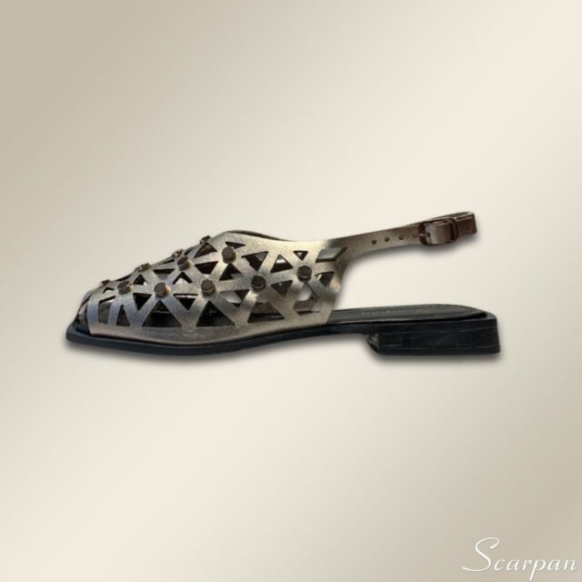 Sandália Fisherman Onix em Couro Scarpan – Conforto, Estilo e Versatilidade em um Só Modelo A Sandália Fisherman em Couro da Scarpan é uma peça que une elegância, conforto e ao mesmo tempo autentica em cada detalhe Material Cabedal: Couro Sem Forro Gênero: Feminino Altura do Salto: 2,0 cm Palmilha com EVA Solado: TR Emborrachado Peso: 500 g