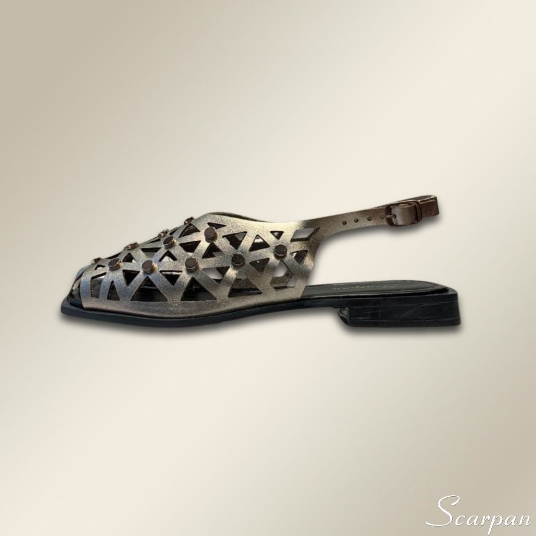 sandália em Couro fisherman Prata Velha - FS1099 Site 01 Sandália Fisherman Onix em Couro Scarpan – Conforto, Estilo e Versatilidade em um Só Modelo A Sandália Fisherman em Couro da Scarpan é uma peça que une elegância, conforto e ao mesmo tempo autentica em cada detalhe Material Cabedal: Couro Sem Forro Gênero: Feminino Altura do Salto: 2,0 cm Palmilha com EVA Solado: TR Emborrachado Peso: 500 g