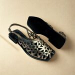 Sandália Fisherman Onix em Couro Scarpan – Conforto, Estilo e Versatilidade em um Só Modelo A Sandália Fisherman em Couro da Scarpan é uma peça que une elegância, conforto e ao mesmo tempo autentica em cada detalhe Material Cabedal: Couro Sem Forro Gênero: Feminino Altura do Salto: 2,0 cm Palmilha com EVA Solado: TR Emborrachado Peso: 500 g