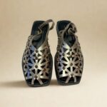 Sandália Fisherman Onix em Couro Scarpan – Conforto, Estilo e Versatilidade em um Só Modelo A Sandália Fisherman em Couro da Scarpan é uma peça que une elegância, conforto e ao mesmo tempo autentica em cada detalhe Material Cabedal: Couro Sem Forro Gênero: Feminino Altura do Salto: 2,0 cm Palmilha com EVA Solado: TR Emborrachado Peso: 500 g