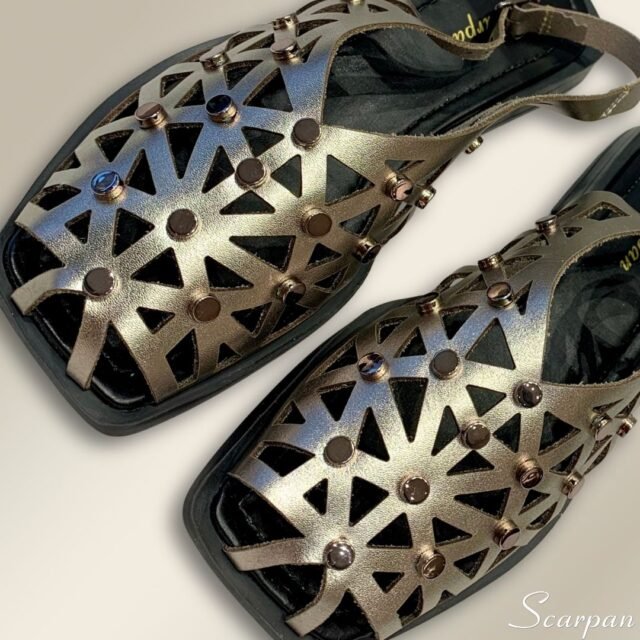 Sandália Fisherman Onix em Couro Scarpan – Conforto, Estilo e Versatilidade em um Só Modelo A Sandália Fisherman em Couro da Scarpan é uma peça que une elegância, conforto e ao mesmo tempo autentica em cada detalhe Material Cabedal: Couro Sem Forro Gênero: Feminino Altura do Salto: 2,0 cm Palmilha com EVA Solado: TR Emborrachado Peso: 500 g