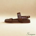 Papete Feminina Couro Conforto Havana. Tiras Largas e Fivelas Douradas Scarpan