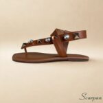 Sandália Rasteira Caramelo em Couro com Pedrarias e Elástico Scarpan
