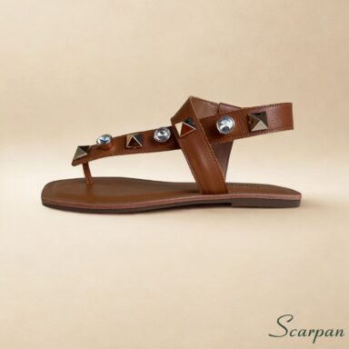 Sandália Rasteira Caramelo em Couro com Pedrarias e Elástico Scarpan