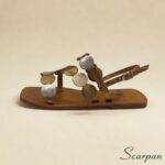 Sandália Rasteira Feminina em Couro Scarpan com círculos dourados e prateados – estilo e conforto