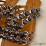 Sandália Rasteira Scarpan em Couro legítimo ônix com apliques metálicos decorativos