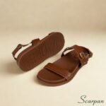 Papete Feminina Couro Conforto Havana. Tiras Largas e Fivelas Douradas Scarpan