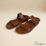 Papete Feminina Couro Conforto Havana. Tiras Largas e Fivelas Douradas Scarpan