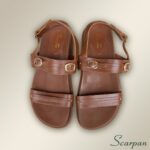Papete Feminina Couro Conforto Havana. Tiras Largas e Fivelas Douradas Scarpan