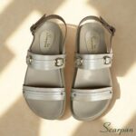 Papete Feminina Couro Conforto Birken Tiras Largas e Fivelas Douradas Scarpan