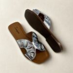 Solado e palmilha em EVA da Sandália Rasteira Scarpan cor Prata